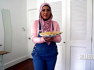 Chubby Girl In Hijab Offers Say no to Virginity In the first place A Trencher - POV